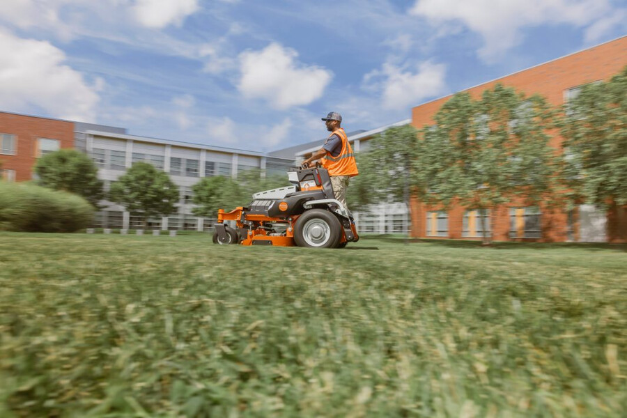 cortadora de césped de giro cero con operador a pie a batería stihl aza serie 700