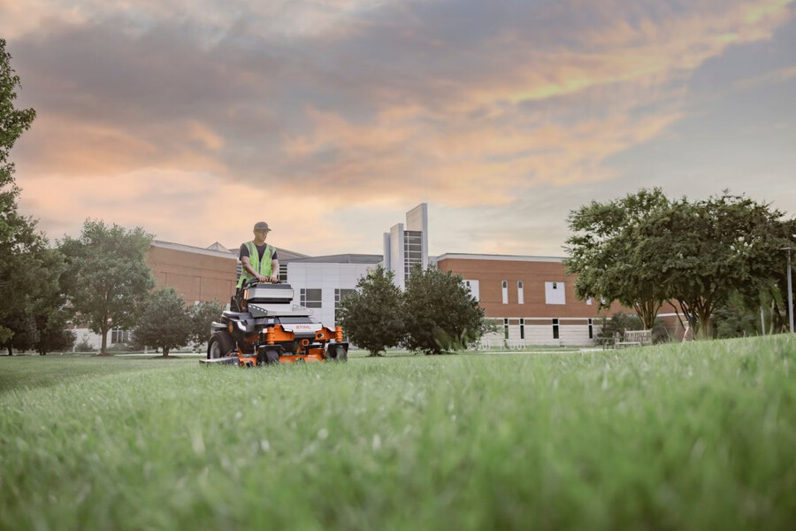 cortadora de césped de giro cero con operador a pie a batería stihl aza serie 700