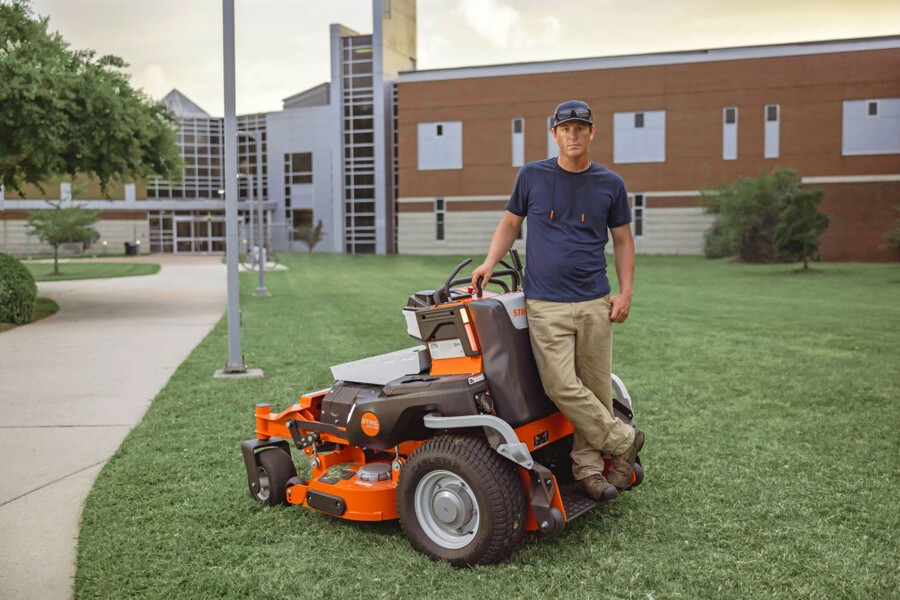 cortadora de césped de giro cero con operador a pie a batería stihl aza serie 700